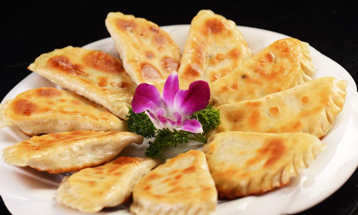 皮薄馅大的韭菜盒子咸香入味闻起来感觉就要流口水了