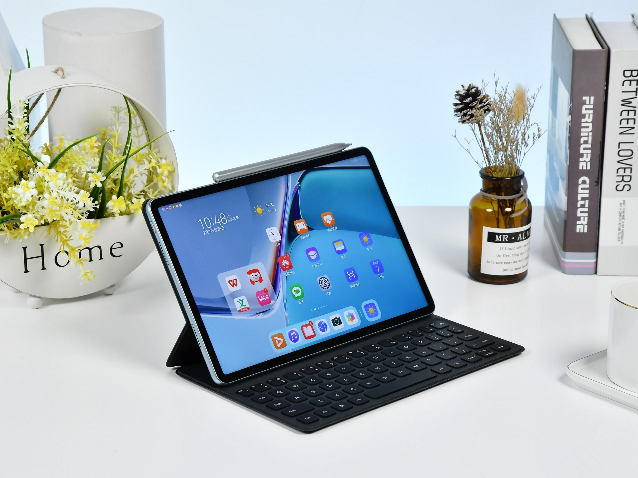 m-pencli可以通过磁吸式的方式来固定在华为matepad 11的顶部,而且