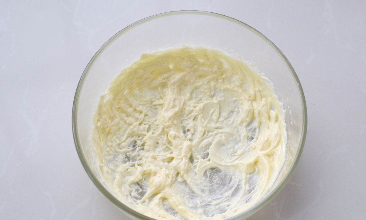 10.再少量多次地加入淡奶油打至黏稠状态.