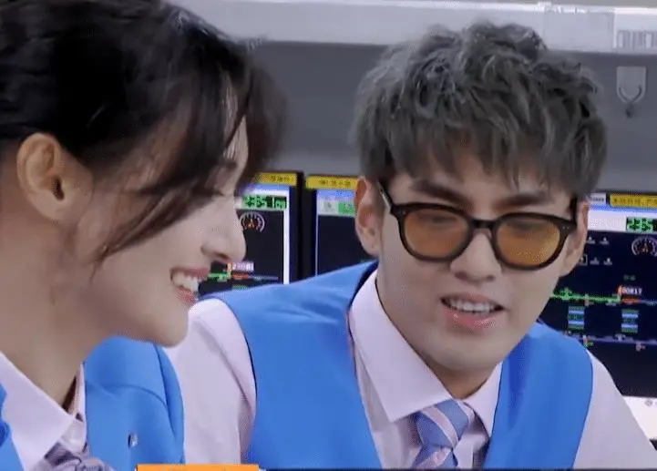 吴亦凡事件持续发酵,郑爽曾经说过的话应验了,网友:他俩一路人