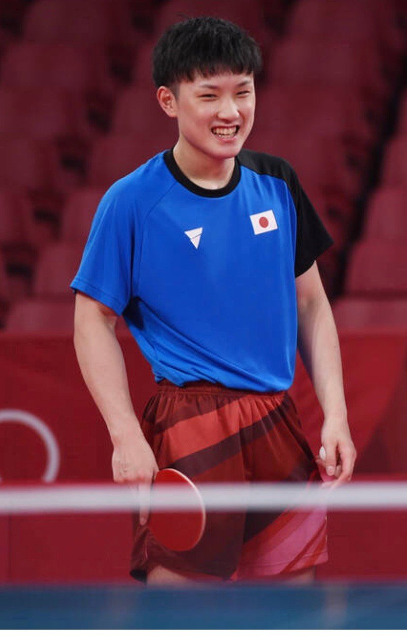 孙颖莎进奥运村先找饭吃,第一个进训练馆!张本智和穿错衣服鞋子