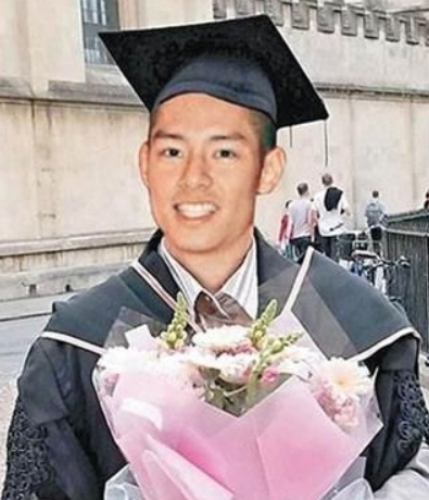 71岁谭咏麟街头被偶遇被女粉一把扯住求合影表情尴尬动作局促