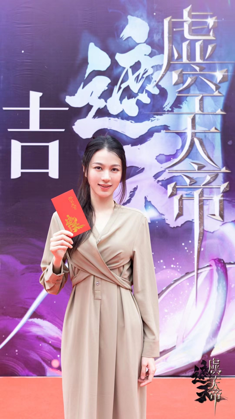 彭高唱从菁英律师转职英勇侠女