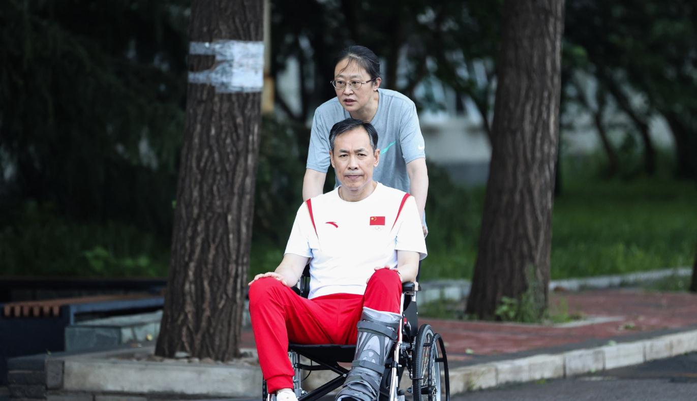 断跟腱也要打奥运!中国女篮主帅带伤上阵,直言球队准备好了