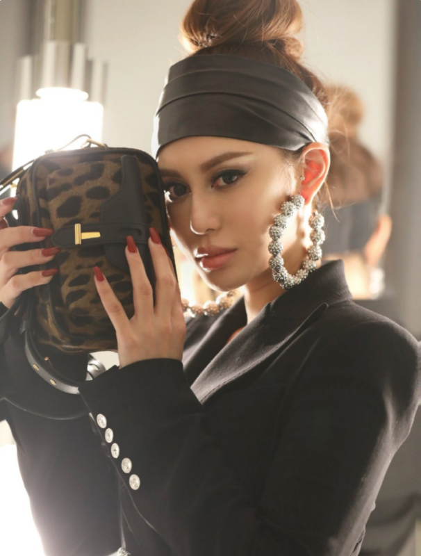 林心儿继续庆生,西瓜红连衣裙甜美不失淑女,曾惊艳巴黎名媛舞会