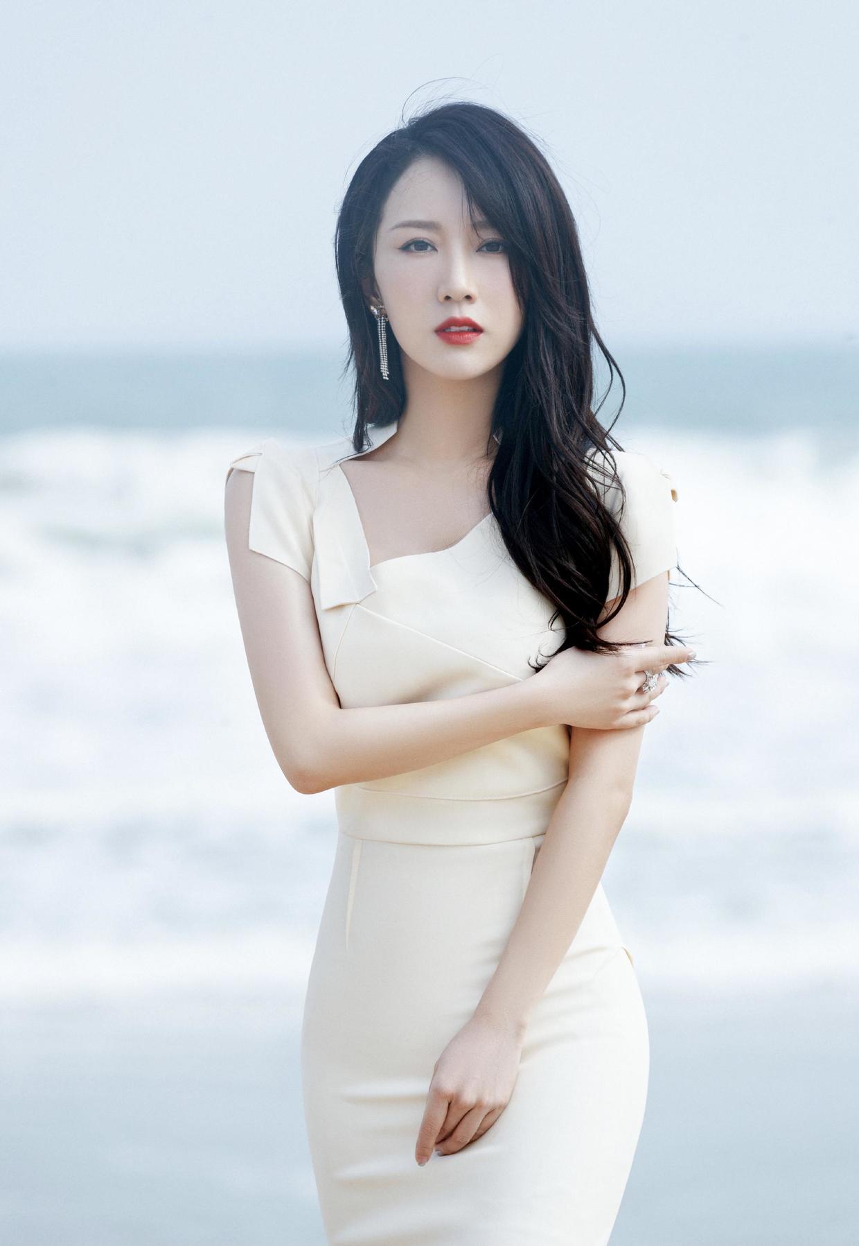 李念真没"阔太架子",穿红色吊带连衣裙俏皮温柔,甜成邻家小妹