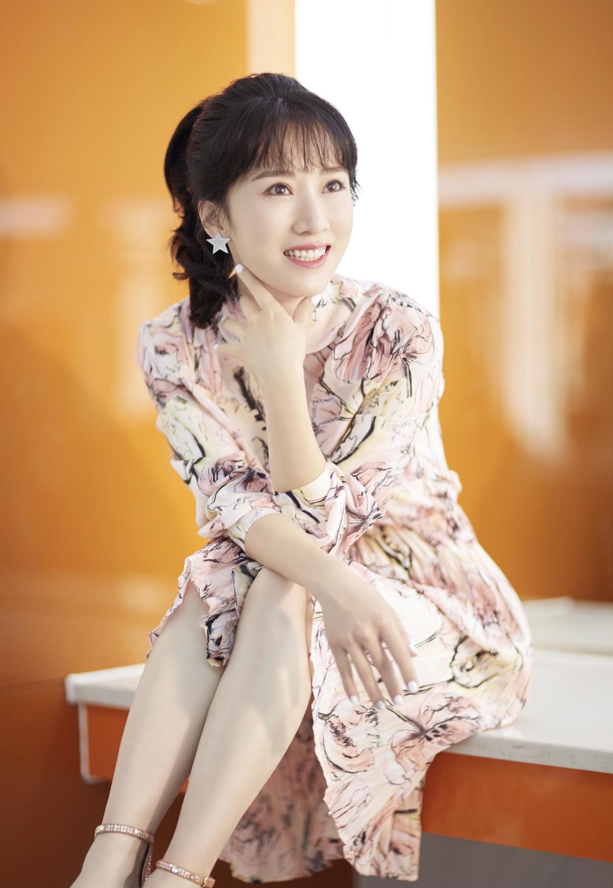 李念真没"阔太架子",穿红色吊带连衣裙俏皮温柔,甜成邻家小妹|李念|阔