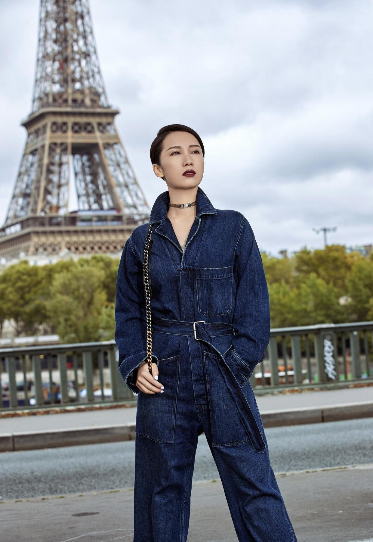 李念真没"阔太架子",穿红色吊带连衣裙俏皮温柔,甜成邻家小妹