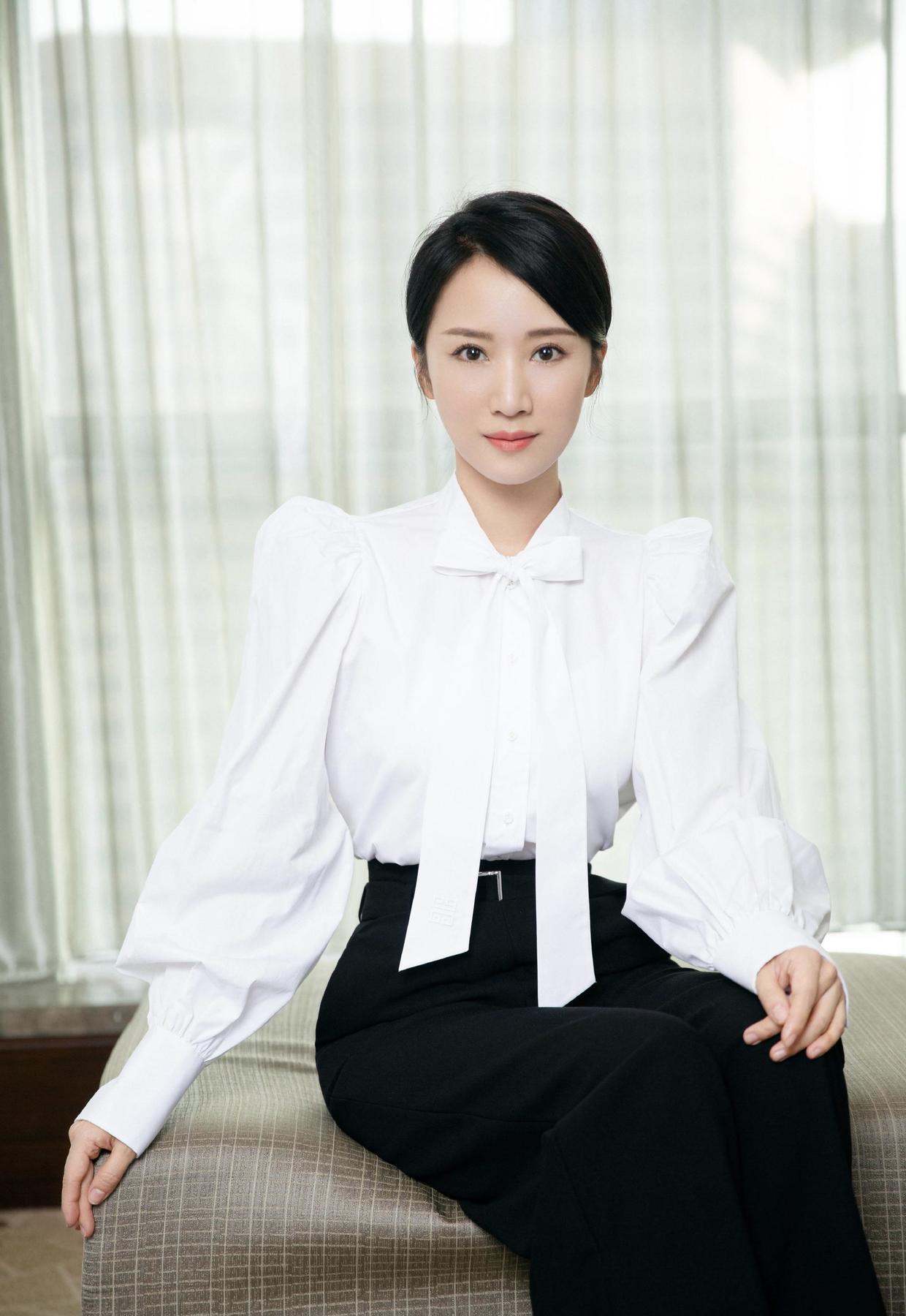 李念真没"阔太架子",穿红色吊带连衣裙俏皮温柔,甜成邻家小妹