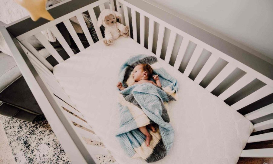 小婴儿睡着后总突然大哭行为背后的小秘密家长要一一解决