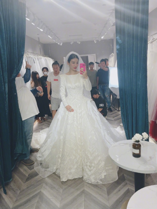 黄奕晒婚纱照自侃老是要嫁人不靠谱离婚两次再穿婚纱仍美艳动人