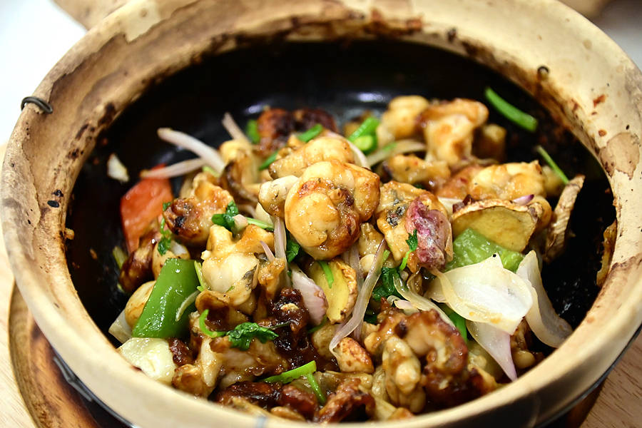 啫啫牛蛙,蛙肉饱满弹牙,广州特色的啫啫烹制方式,滋味独到,好吃的停不