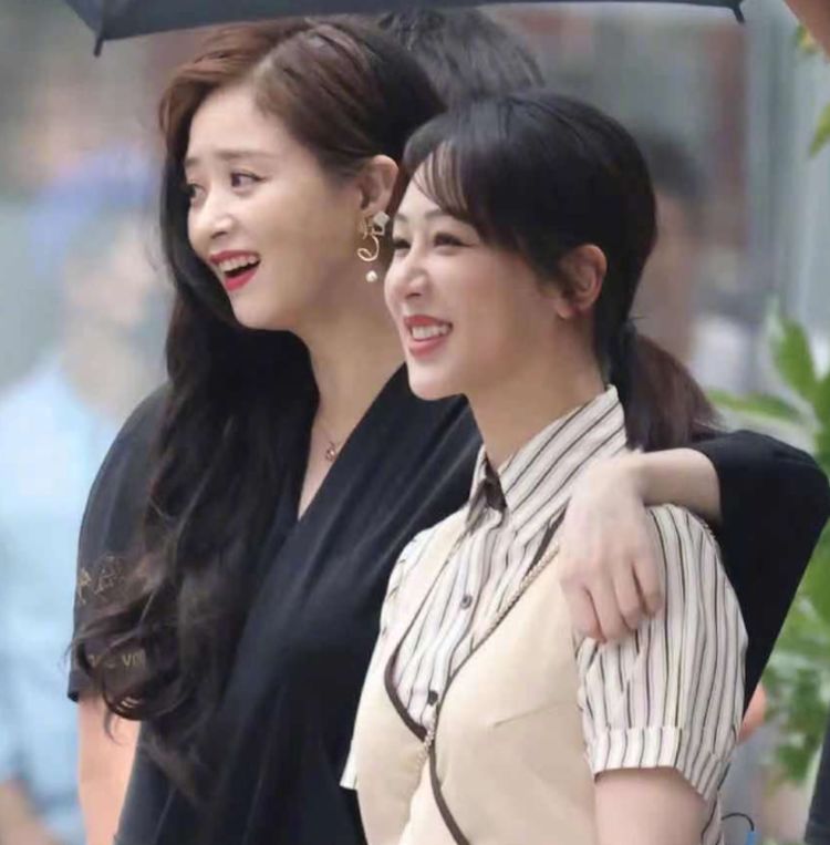 萌探路透曝光杨紫重现邱莹莹造型与樊胜美同框梦回欢乐颂