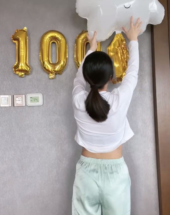 杜淳为女儿庆祝百日王灿穿露脐装亮相肚子上的赘肉太真实了