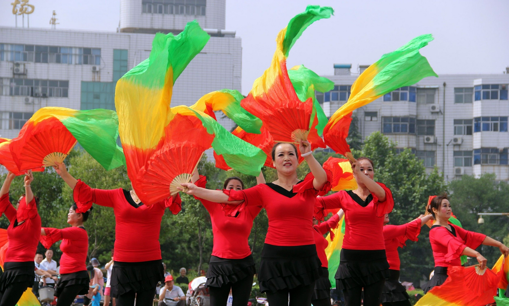 跳广场舞的那些中老年人,后来身体更好了吗?跳广场舞有何作用?