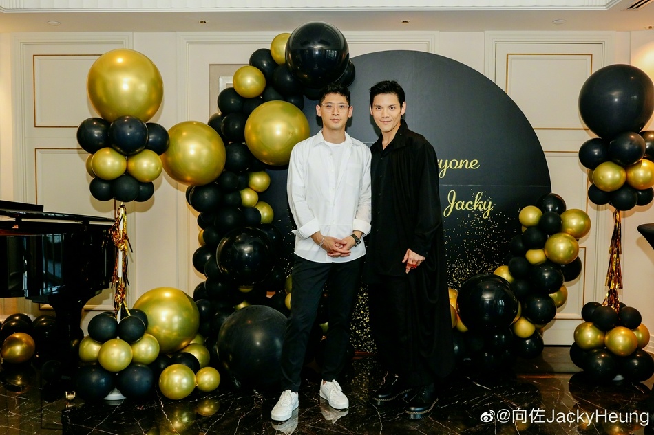 向佐生日与众星合影妻子郭碧婷素颜抱娃显疲惫女儿胖嘟嘟超萌