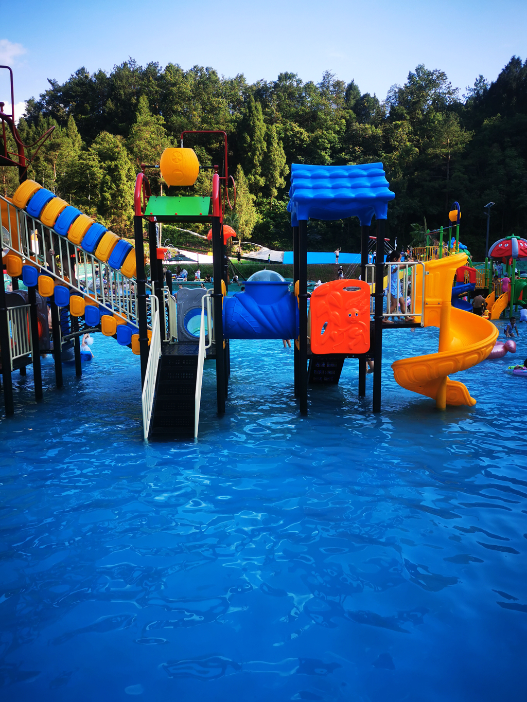 夏天的快乐真的很简单,三五好友谈笑,共赴平乐多彩水世界游乐园,开启