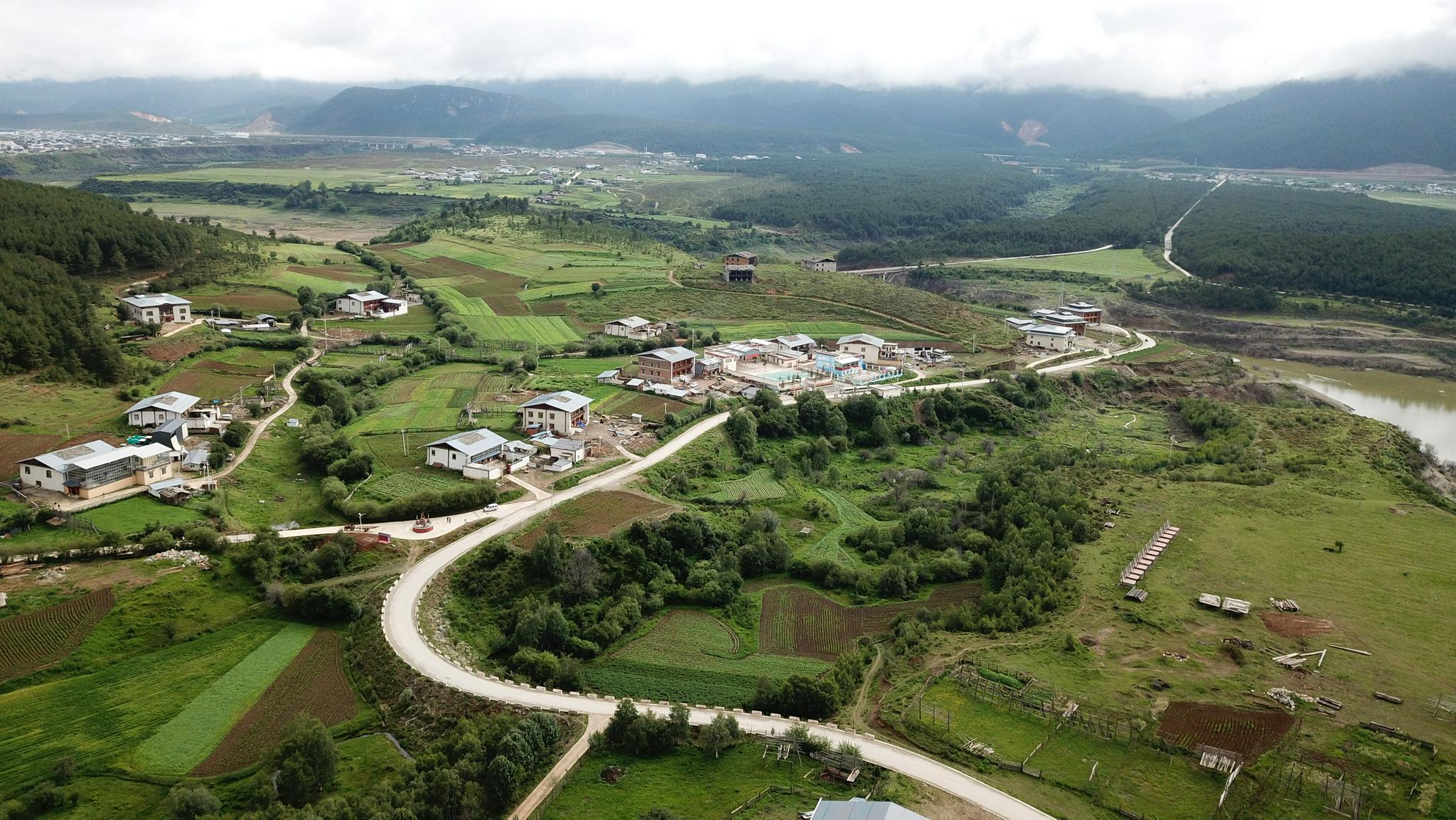 通过迪庆藏族自治州香格里拉市小中甸镇联合村的乡村公路.