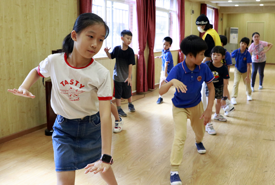 7月19日，小学生在广州小北路小学上舞蹈课。暑期来临，广州市从7月19日到8月20日（不含周六、日），分为2期开展小学生校内托管服务试点工作。 新华社记者 黄国保/摄