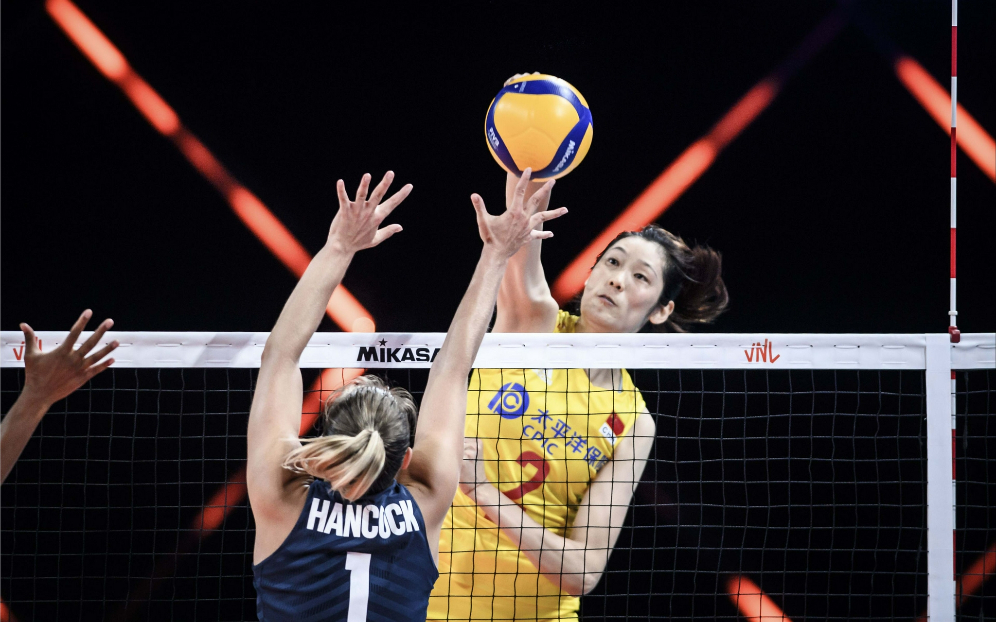 朱婷在比赛中扣球.资料图.图片来源:新华社