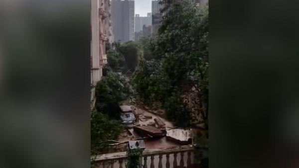 暴雨致郑州一小区围墙倒塌，2人死亡