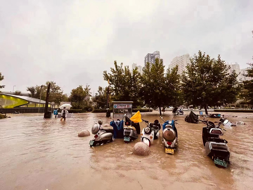 图集郑州遭遇历史极值暴雨城市内涝围墙坍塌汽车被淹没