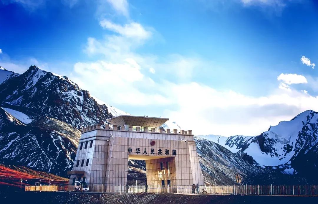 红其拉甫口岸地处一县临三国的塔什库尔干自治县,气候寒冷,四季风沙