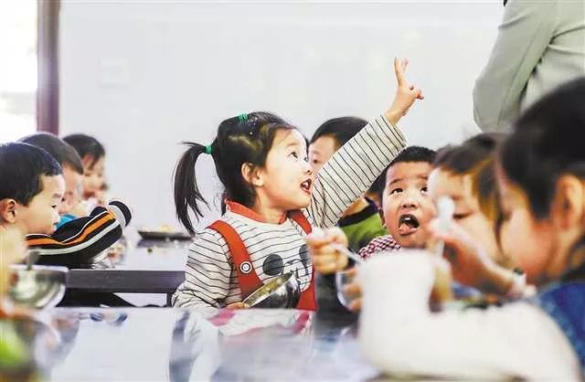 幼儿园的孩子们正享用着美味的营养午餐（资料图）图：重庆日报