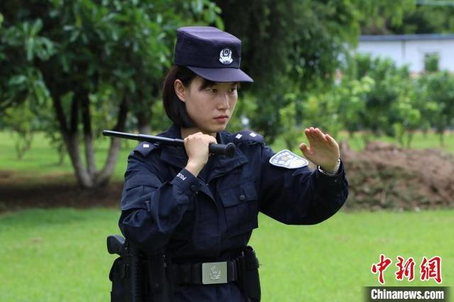 图为侯晓凤进行警棍训练. 清水河边检站供图
