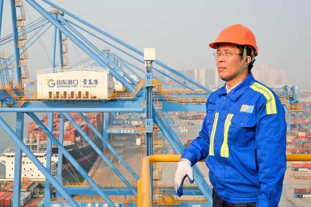 1983年,张连钢被分配到青岛港务局工作.