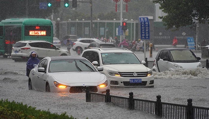 暴雨严重影响郑州交通：地铁站进水、在建地铁塌方、火车折返、电动公交停运