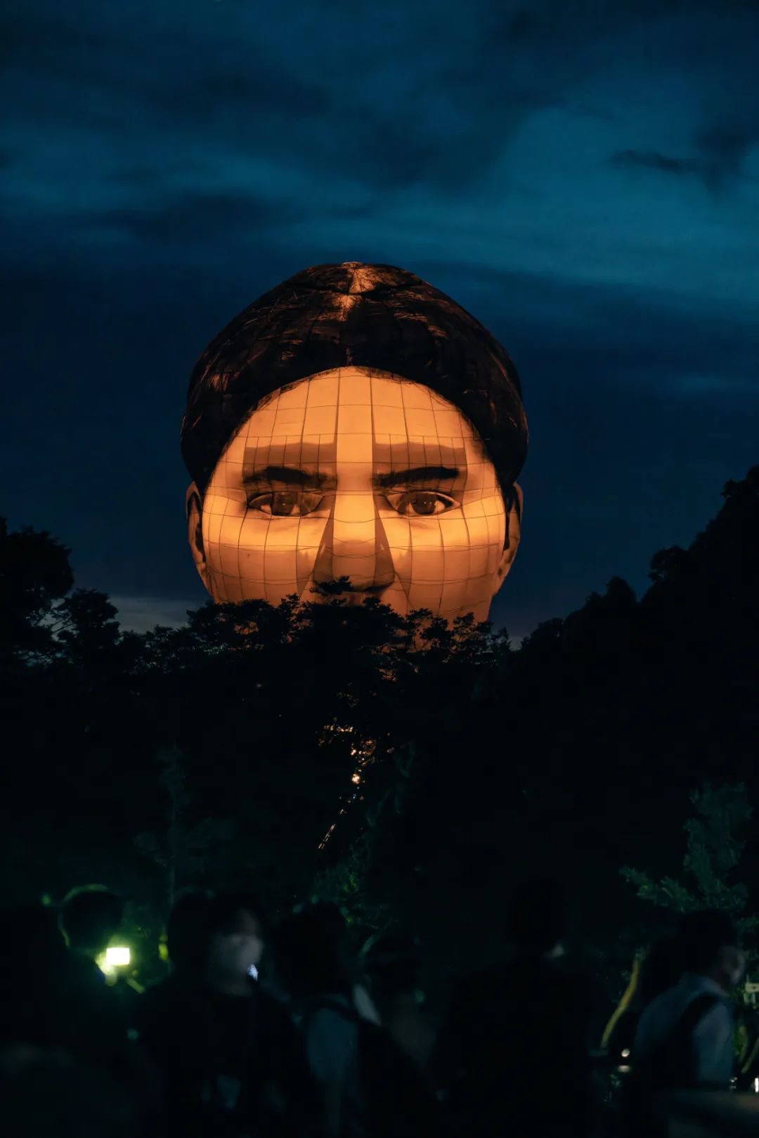 东京巨型漂浮人头吓哭小孩?