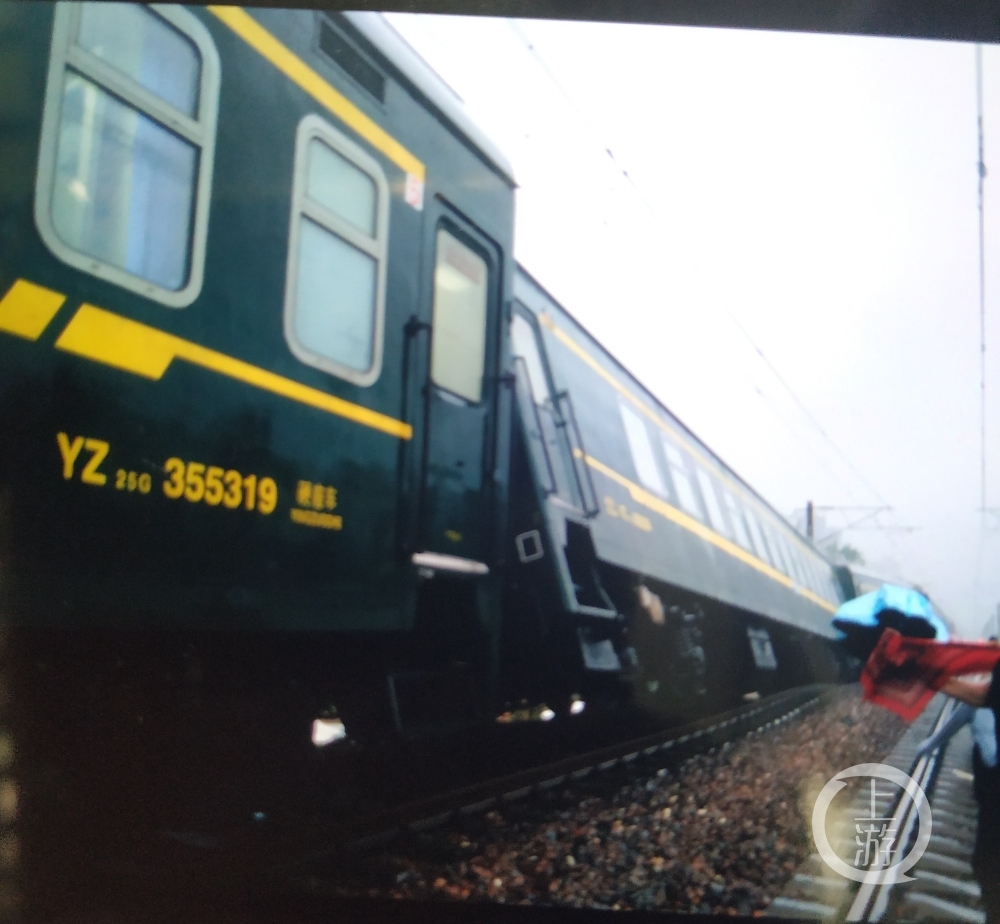 郑州暴雨淹没铁路致车厢倾斜 至少60趟列车晚点休闲区蓝鸢梦想 - Www.slyday.coM