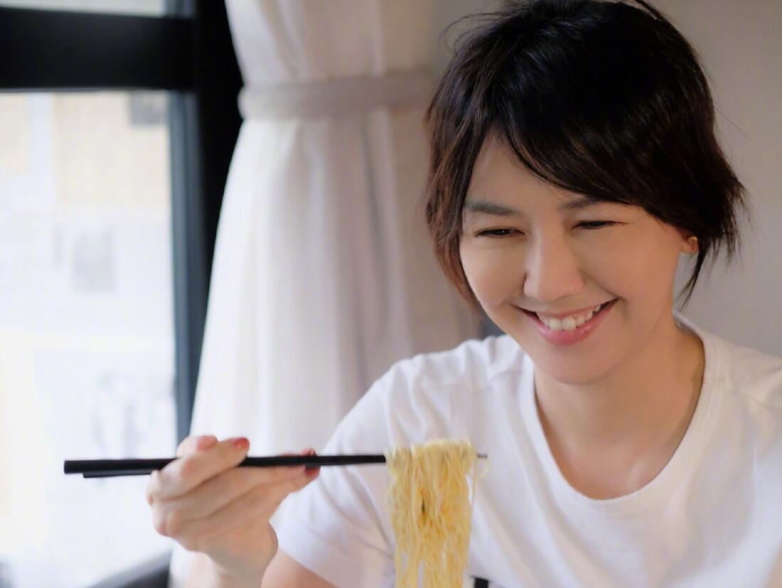 孙燕姿分享简单生活日常面色红润满脸甜笑