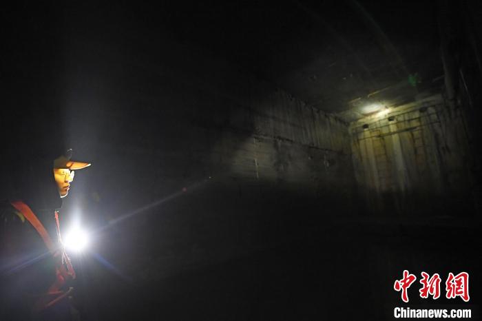 图为在宝兰高铁天水南站西端渭河隧道2#竖井内，铁路职工正在进行作业。　杨艳敏 摄