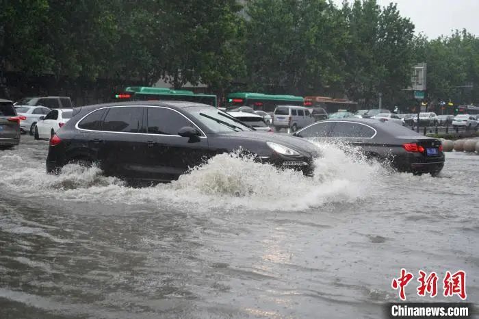 图为郑州街头的汽车化身“水陆两栖车”。阚力 摄