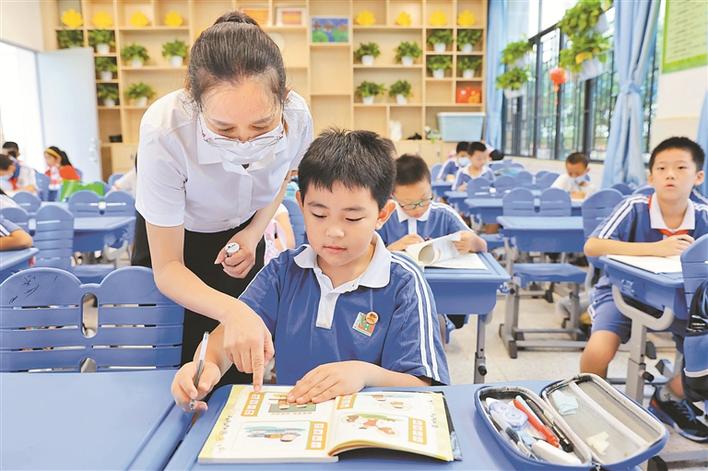 小学生暑期托管第一天,深晚记者带你走进试点学校