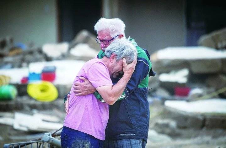 在受灾严重的德国阿尔特纳尔,面对灾后惨状,一对兄弟相拥哭泣.