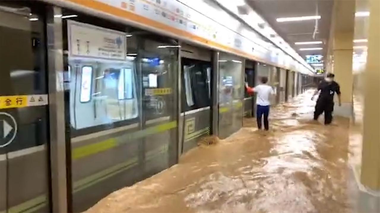 河南郑州暴雨致地铁站积水倒灌水漫车厢淹没座椅车站临时关闭