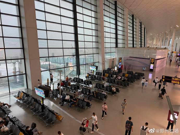 郑州机场一度有数千名旅客滞留，大面积航班延误升级为橙色预警|航班延误_新浪新闻