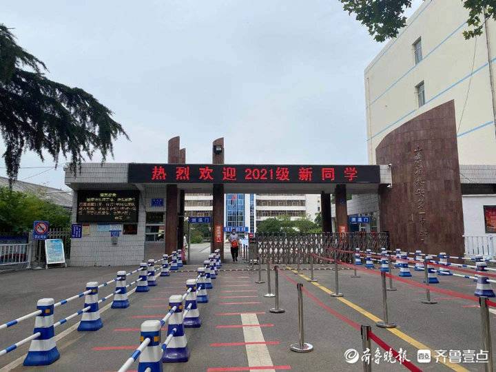 泰安一中青年路校区迎来新生报到教师面试新生谈心谈理想