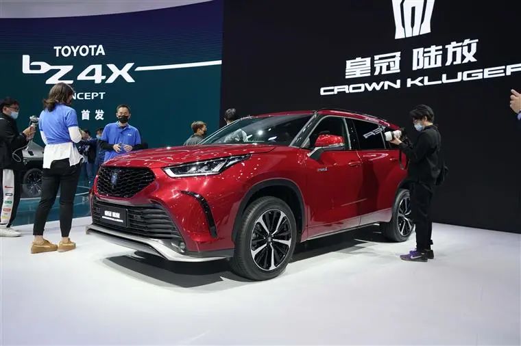 皇冠陆放价格硬刚豪华SUV？网友：买XT6、XC60它不香？