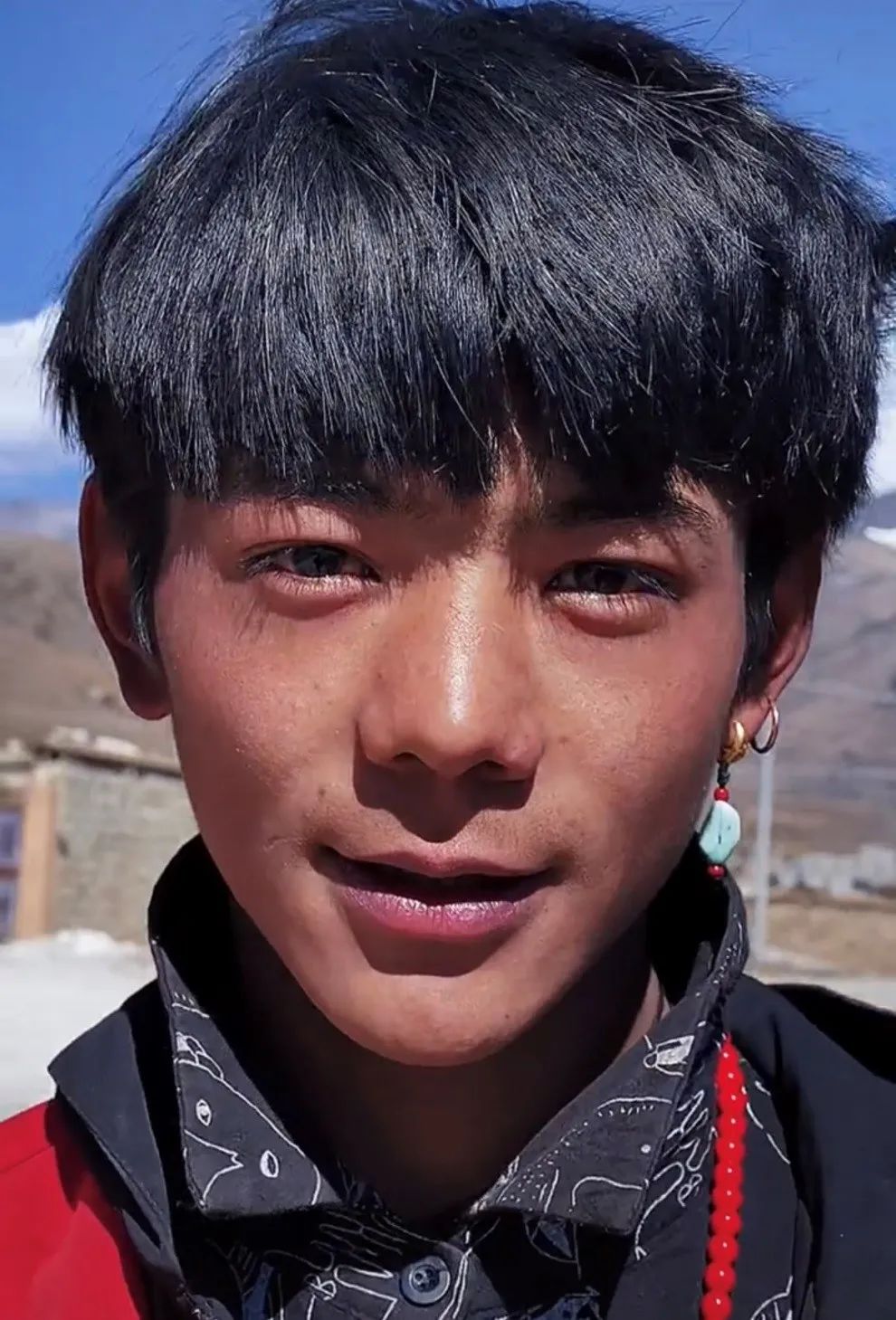 丁真弟弟被邀录制节目和宁静亲密合影正脸神似贾斯汀比伯