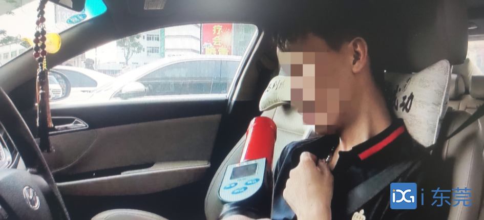 奇葩！东莞一司机等红绿灯时睡着了，原因是……休闲区蓝鸢梦想 - Www.slyday.coM