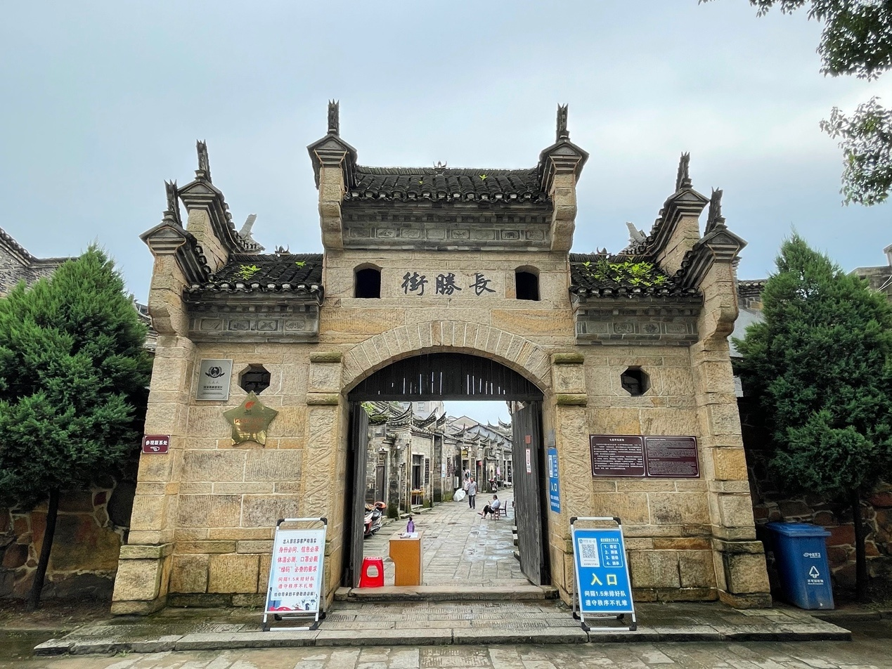 湖北省黄冈市红安县七里坪镇的长胜街景区.中国网记者林伊人摄