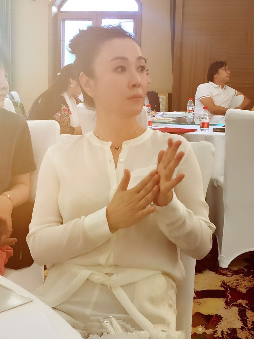 最美妲己傅艺伟晒近照连美颜也难掩老态57岁还装阿姨不真实