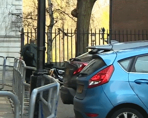 卡明斯“逃离”唐宁街10号首相官邸 视频截图