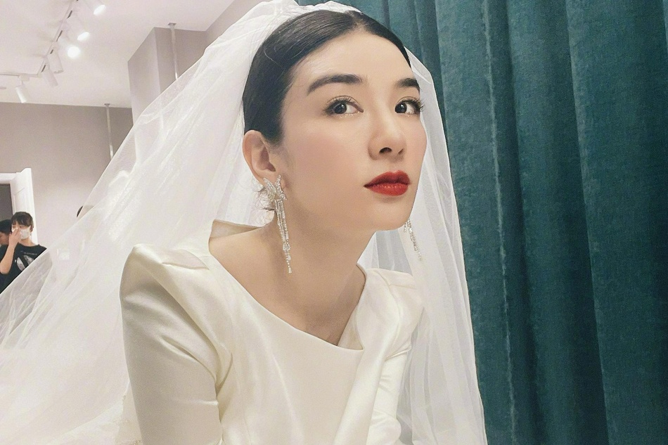 黄奕晒婚纱造型自拍美艳动人 调皮自侃:老是要嫁人不靠谱