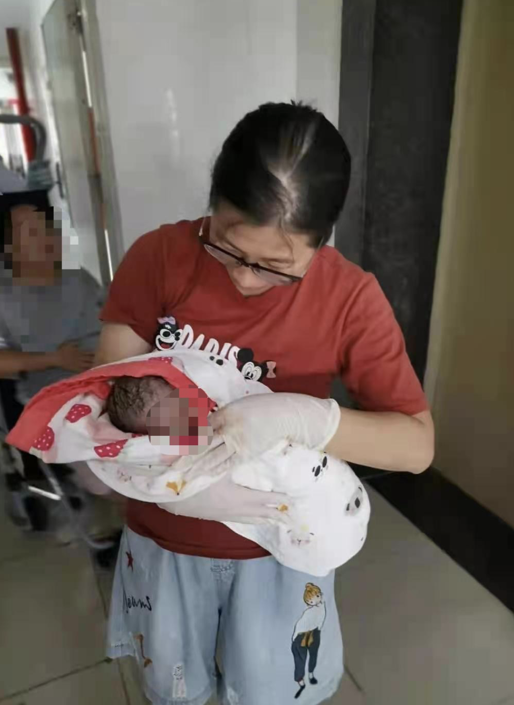 惊险！孕妇在家中上厕所突然临产 邻居护士马桶捞出婴儿急救休闲区蓝鸢梦想 - Www.slyday.coM