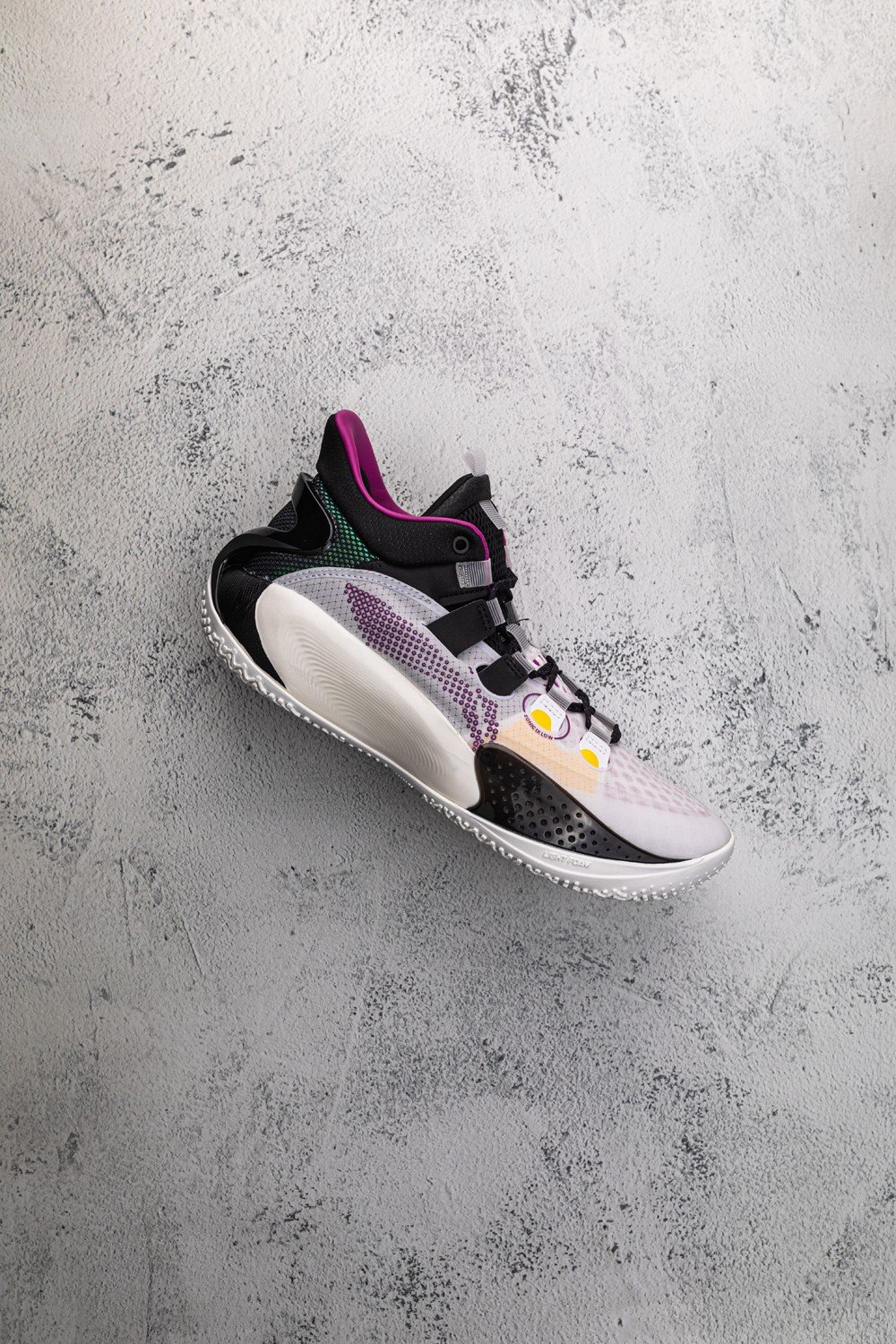 李宁低帮出神鞋音速9low造型更犀利透气大升级